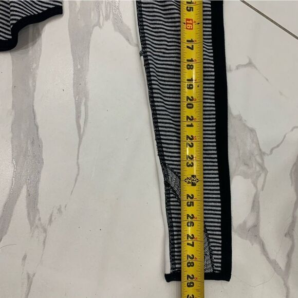 Lululemon Runder Under Reversible Pique Women Sz 6 ? Long Sleeves Black White - Picture 5 of 8